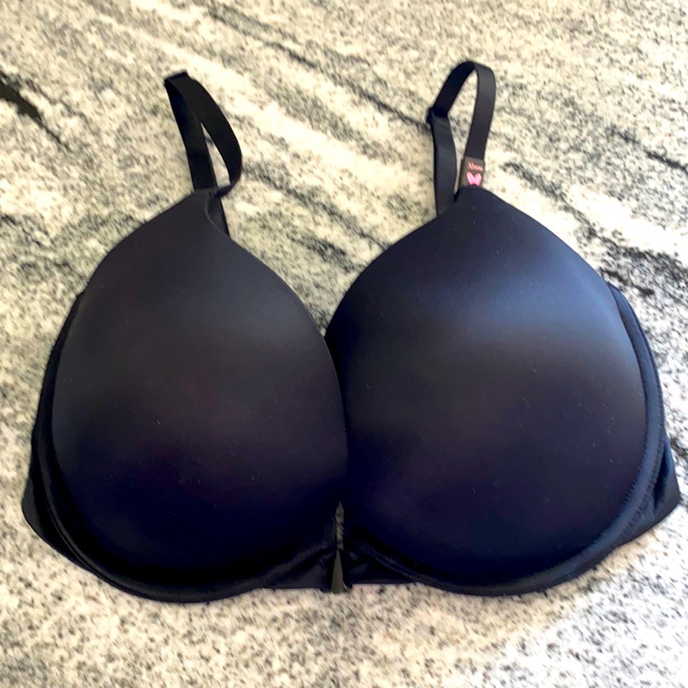 NWT 32DDD Victoria Secret Very Sexy Push Up Front Closure. No Hooks in the back.